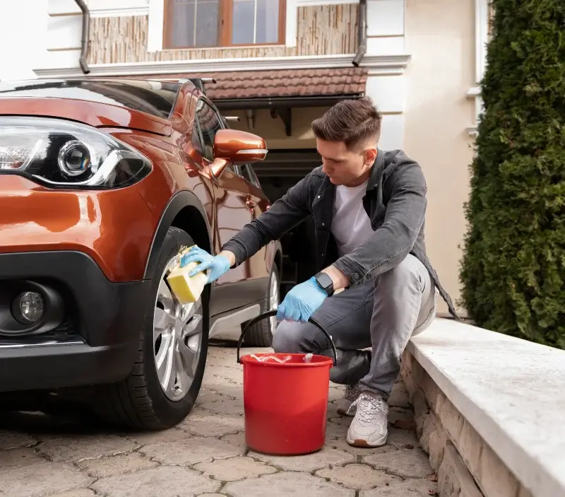 Lavage auto à domicile L'Aiguillon-sur-Vie : professionnel intervenant sur un véhicule